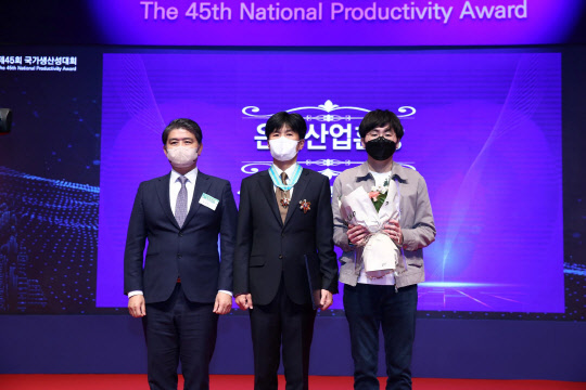 남석우(가운데) 삼성전자 부사장이 2일 서울 삼성동 코엑스에서 열린 제45회 국가생산성대회에서 은탑산업훈장을 수상한 뒤 기념촬영을 하고있다. <생산성본부 제공>